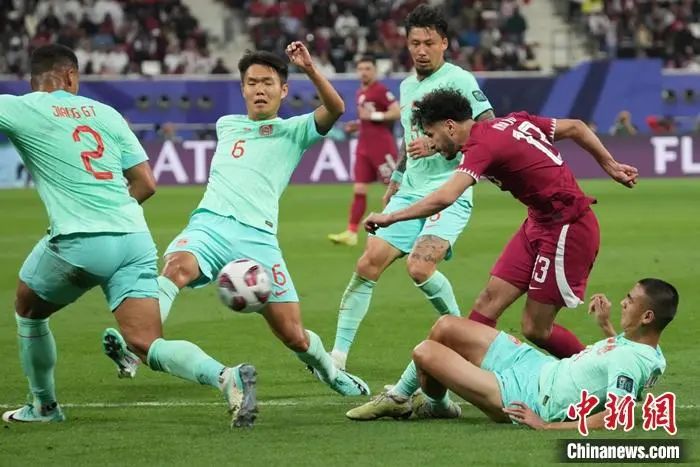 国足在亚洲杯比赛中 图片来源：视觉中国
